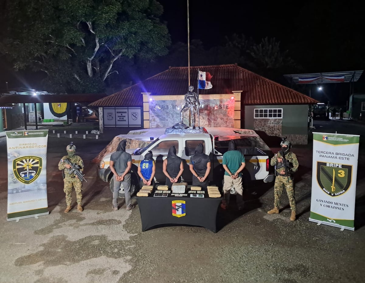 Hallan presunta droga en carro del Estado