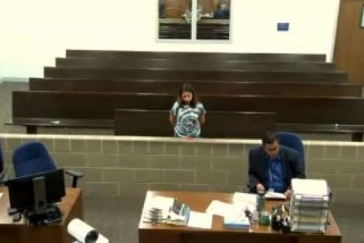 Detienen a maestra de secundaria por tener relaciones con alumno