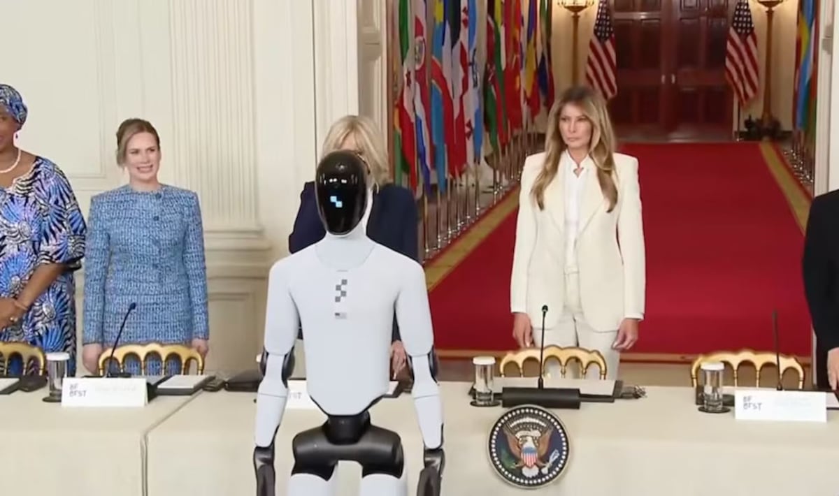 ¡Robot en la Casa Blanca! Melania Trump da bienvenida con humanoide a líderes mundiales por la educación infantil