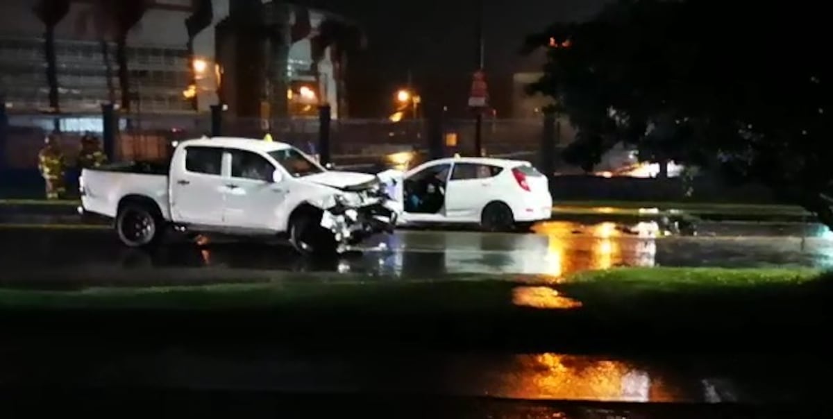 Mujer muere frente al Rommel. Un choque frontal le quitó la vida. Video