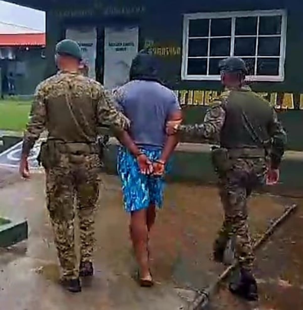 SENAFRONT irrumpe en vivienda y termina con una captura clave