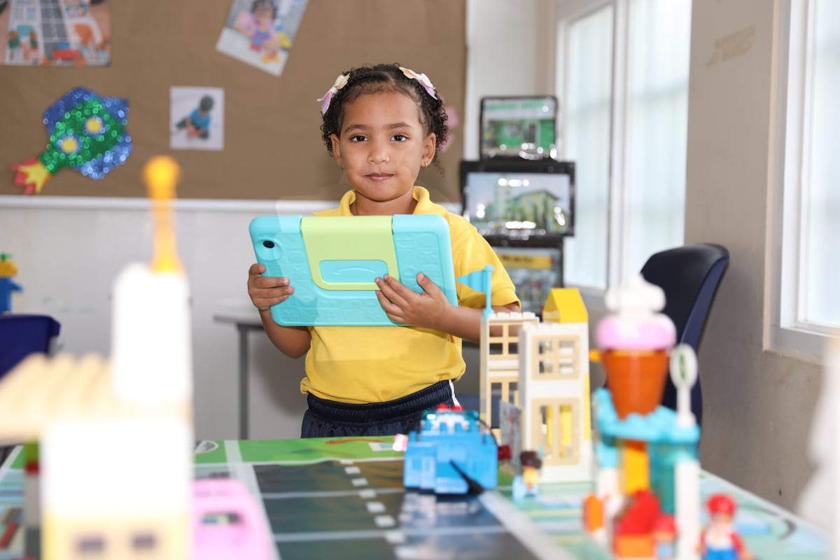 De jugar a programar: así aprenden niños panameños con robots desde los 3 años
