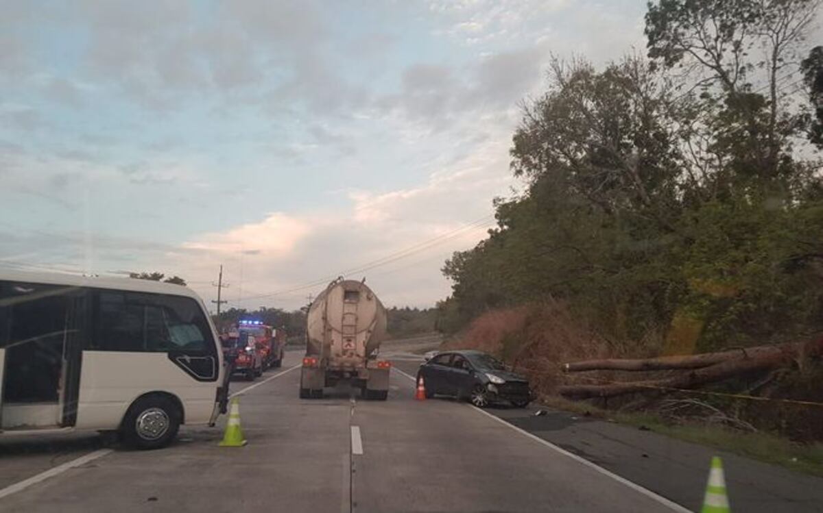 Colisión en San Carlos, resultados fatales. Sedán,bus y articulado involucrados