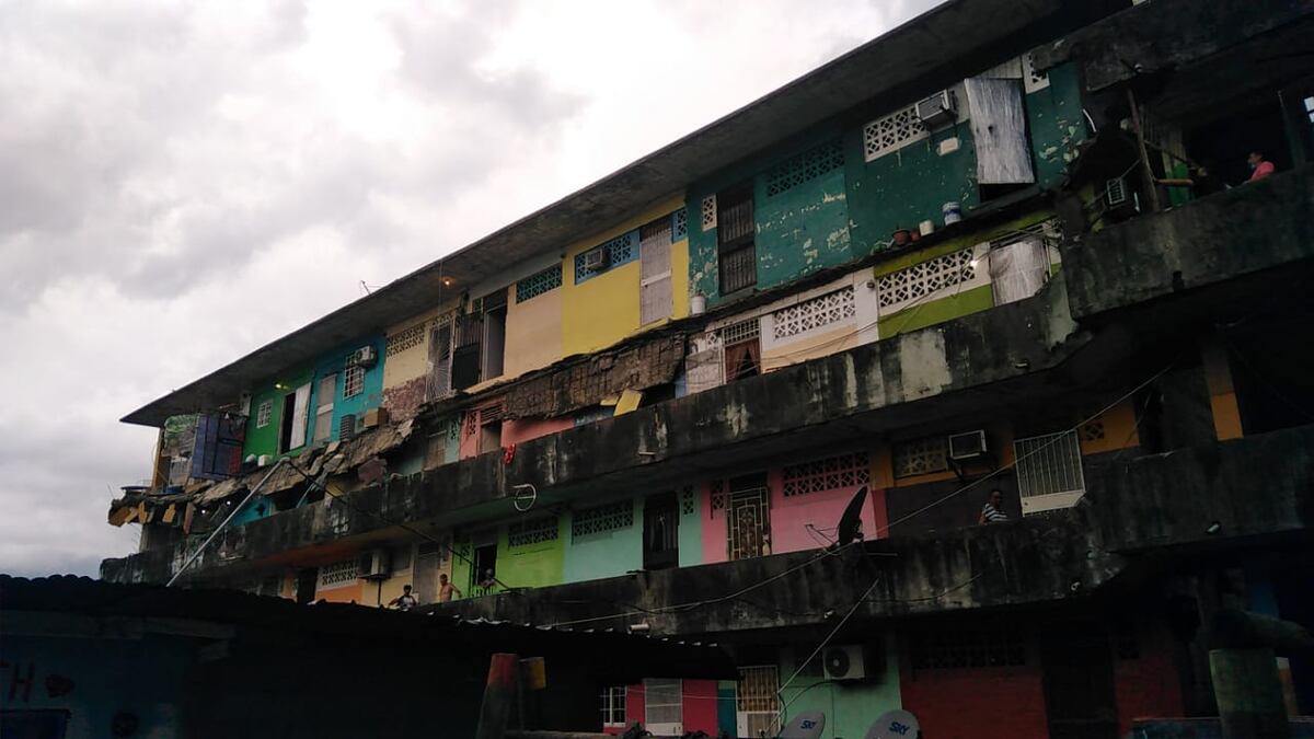 ‘Personas atrapadas gritando’. Colapsa balcón en edificio en San Miguel
