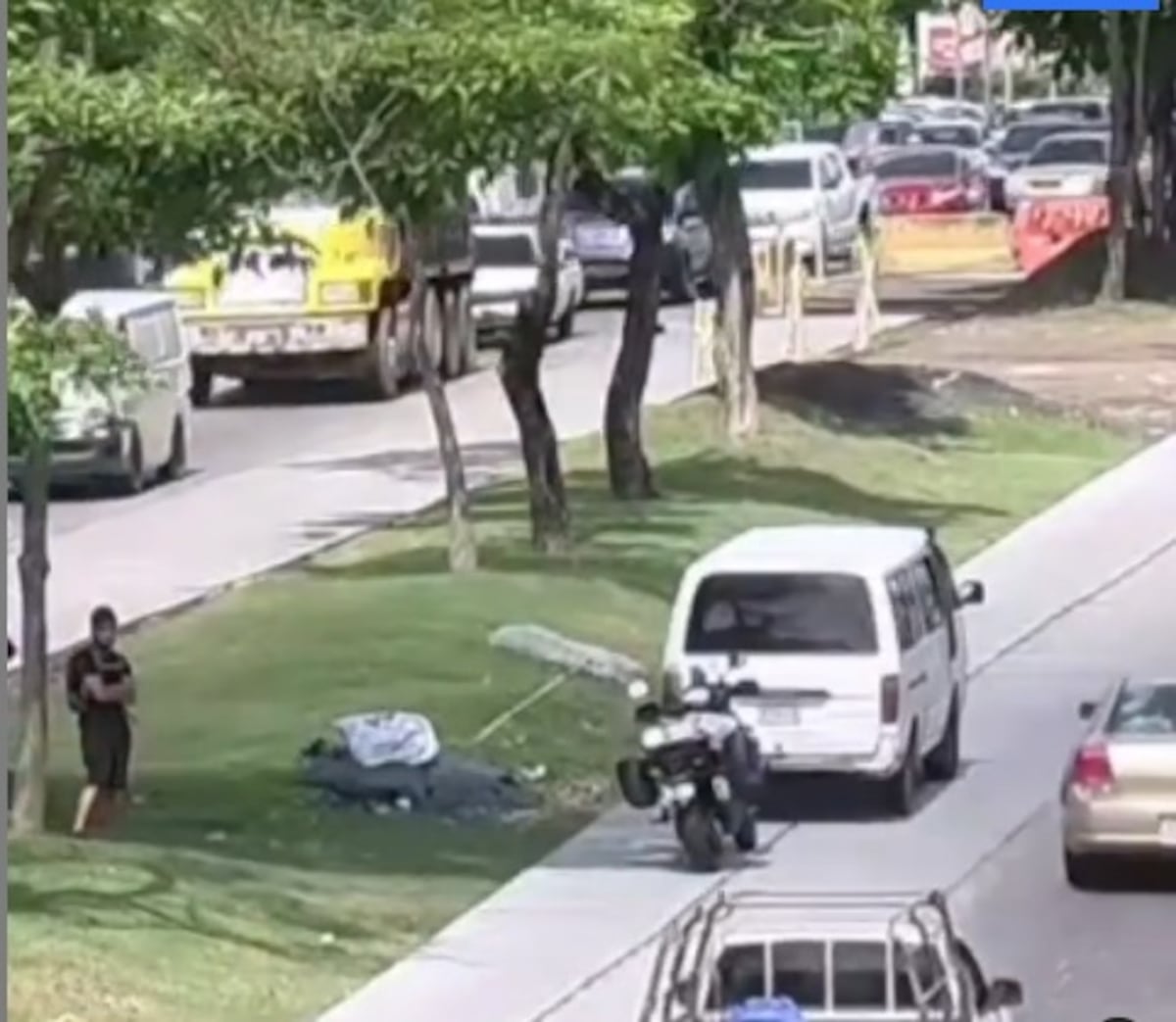 Qué locura. Sorprenden a extranjero. Manejaba sin licencia y en auto con placa vencida de 2018. Video