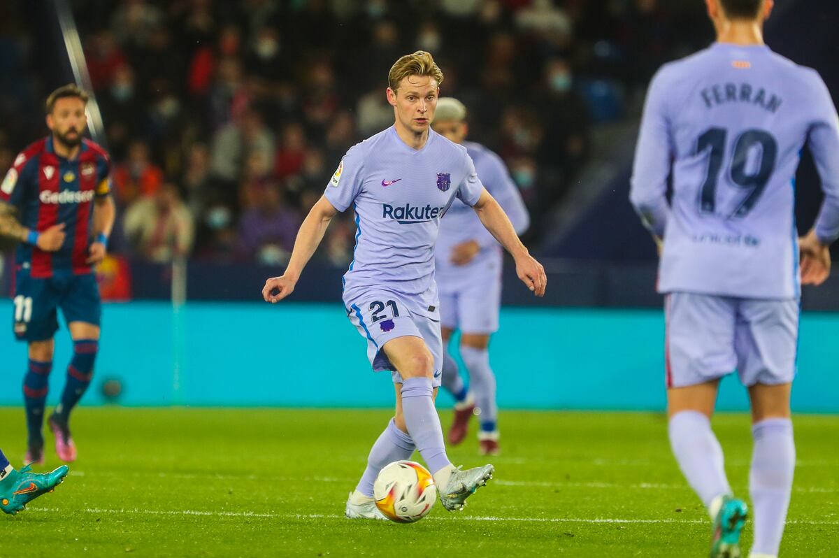 De Jong anotá al minuto 92 y el Barcelona vence al Levante por 3-2