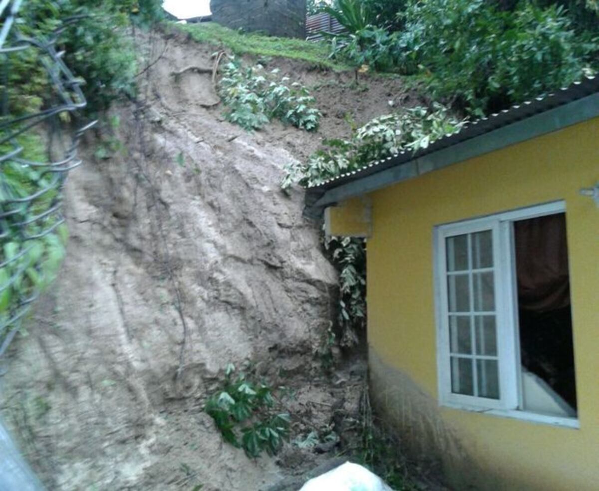 RESCATAN ABUELO. Tras quedar atrapado en su casa en Penonomé 
