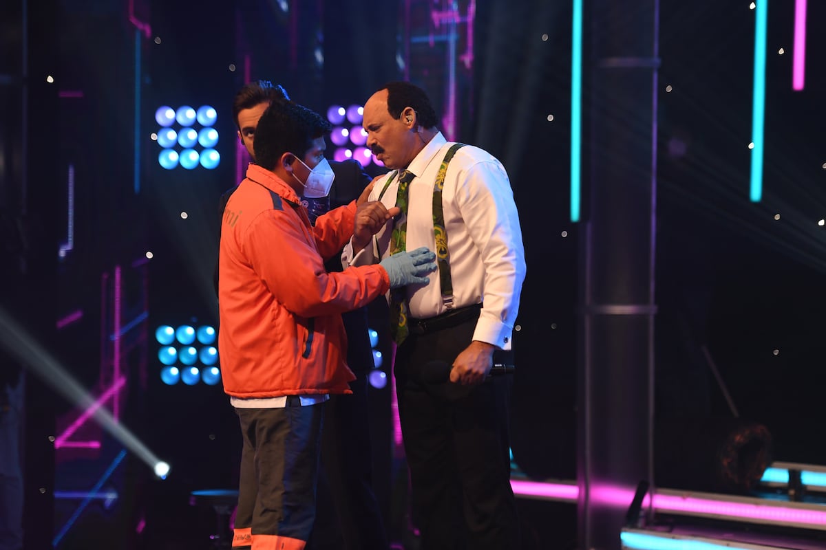 Intérprete de Óscar De León en ‘Yo me llamo’ es sacado de emergencia de tarima por un inesperado aire en el pecho