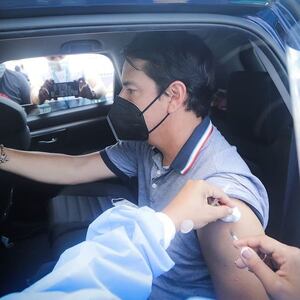 Presentadores de Tu Mañana se vacunaron con AstraZeneca contra la covid-19. Revelaron cuál fue su efecto secundario