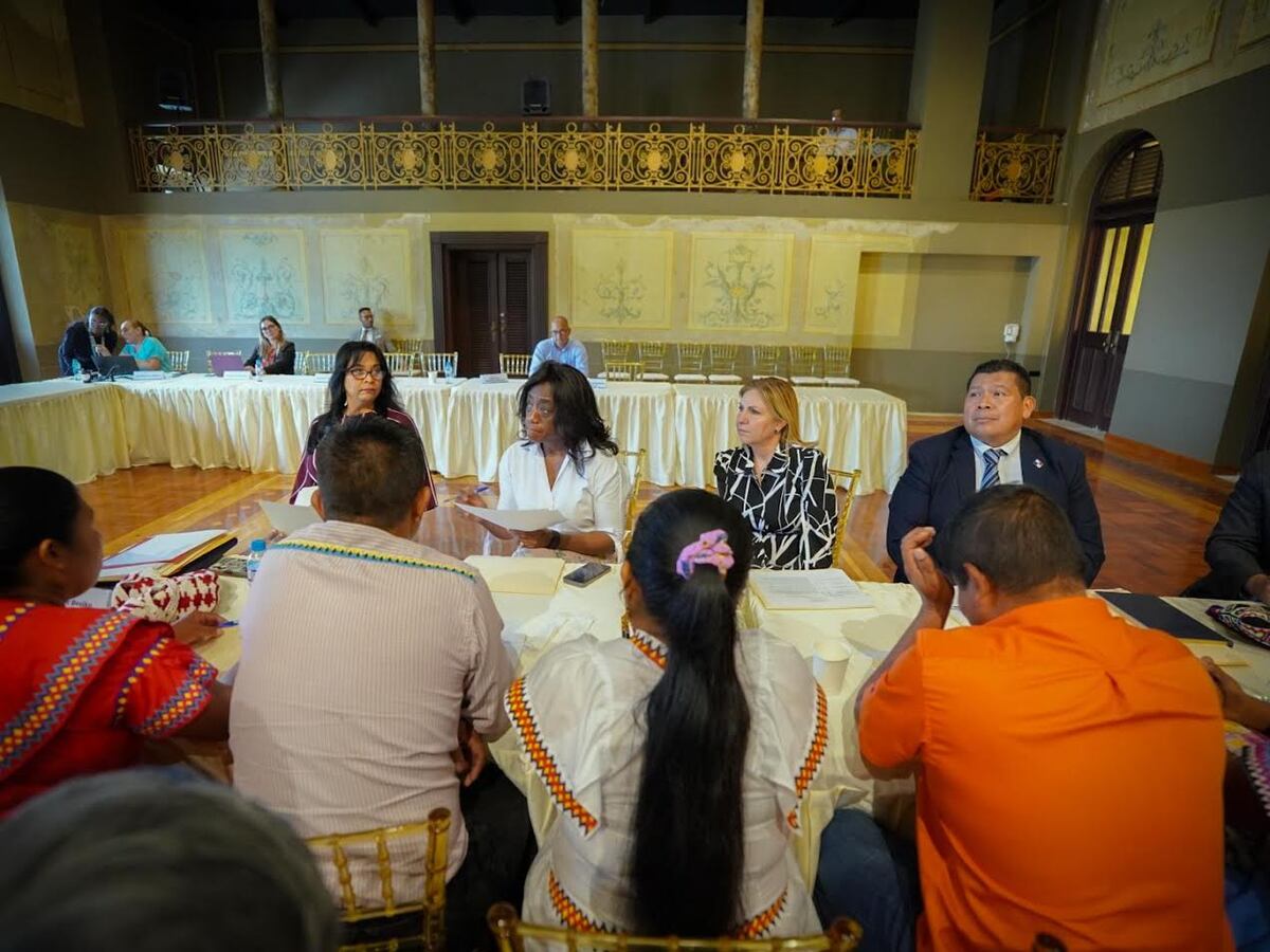 Docentes en la comarca Ngäbe Buglé se plantan: Exigen soluciones y el Gobierno responde