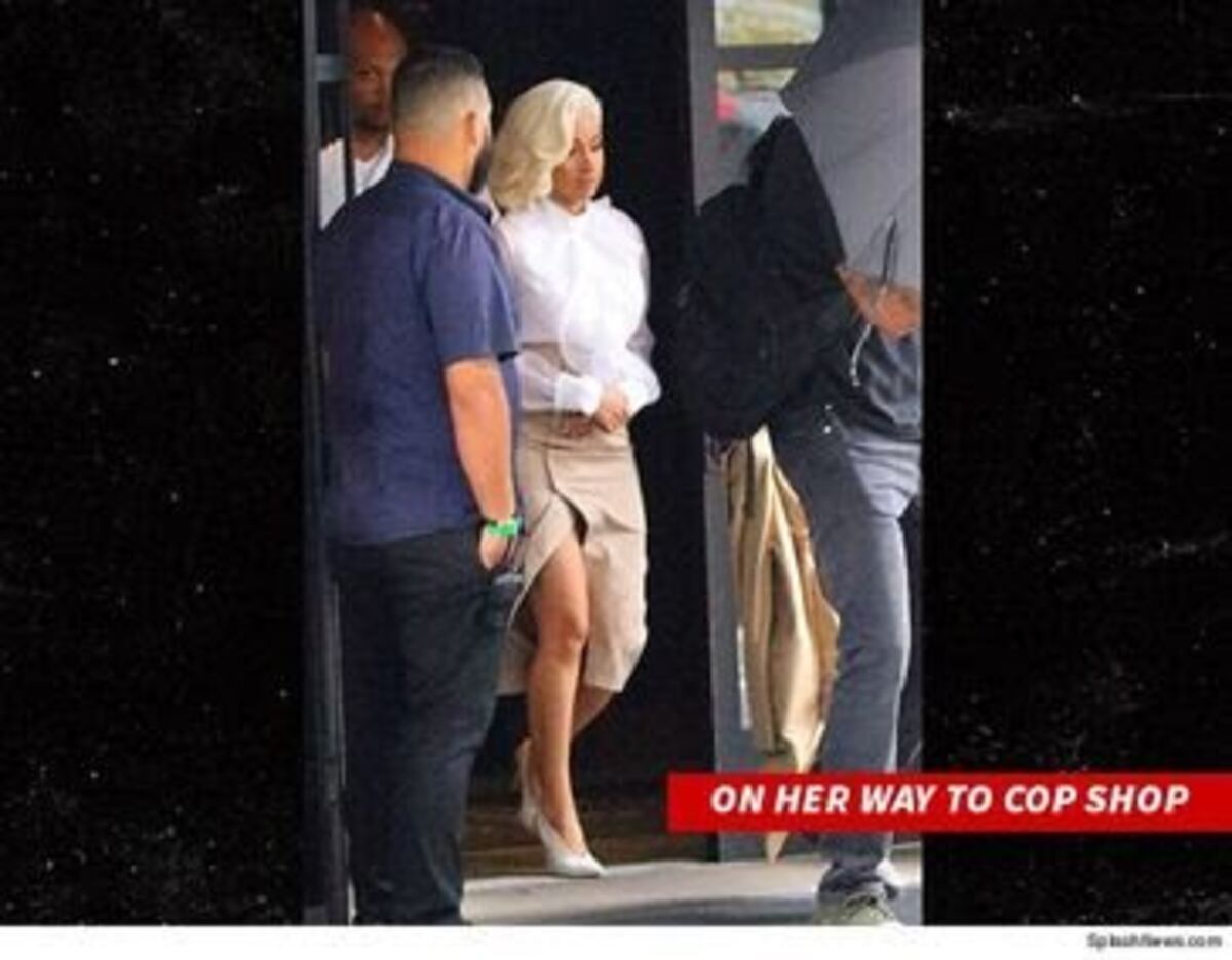 Tras su pelea con Nicky Minaj en un bar stripper Cardi B se entrega a la Policía