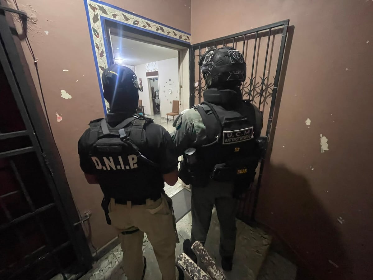 ¡Se les acabó la vuelta! Caen funcionarios por presunto negocio con permisos de armas+ VIDEO