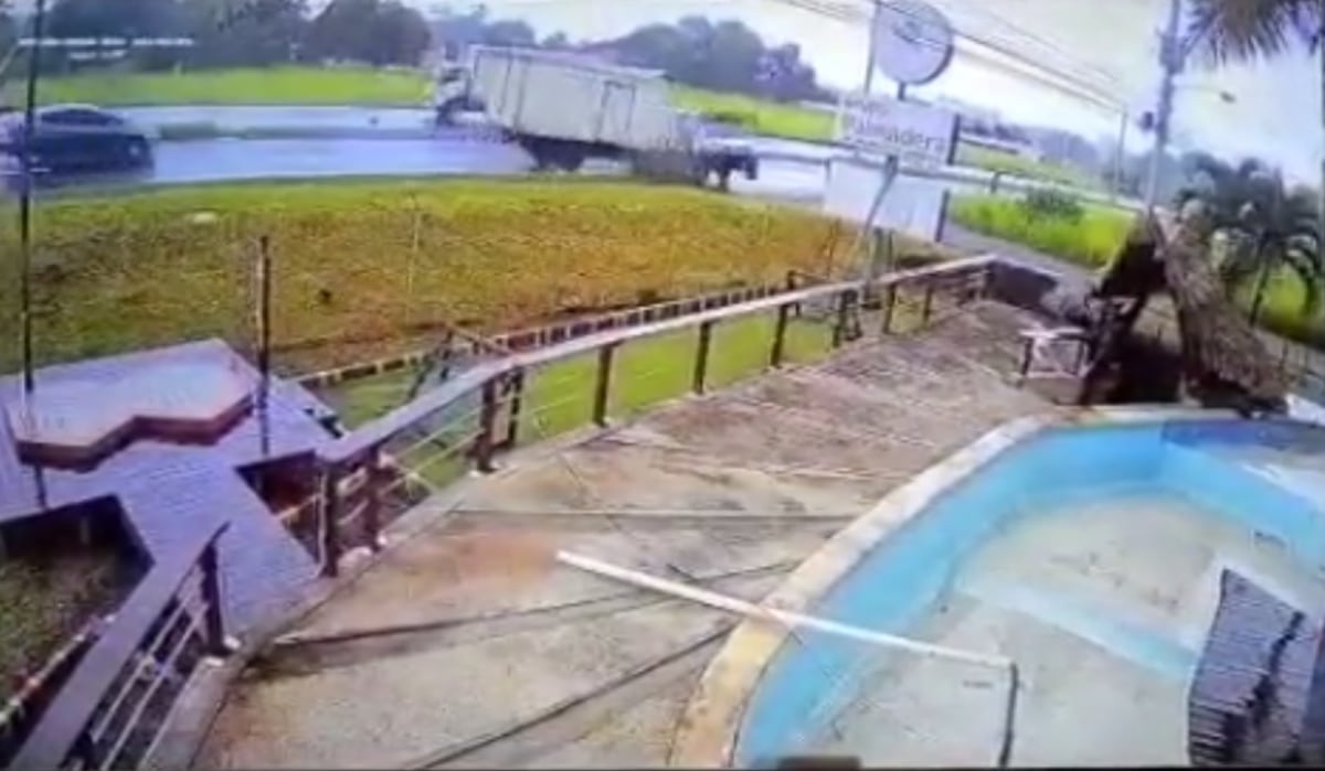 Otro aparatoso accidente en Chame. Un camión saca a un pickup de la vía y otro lo remata. El hecho fue captado en video. Impactante