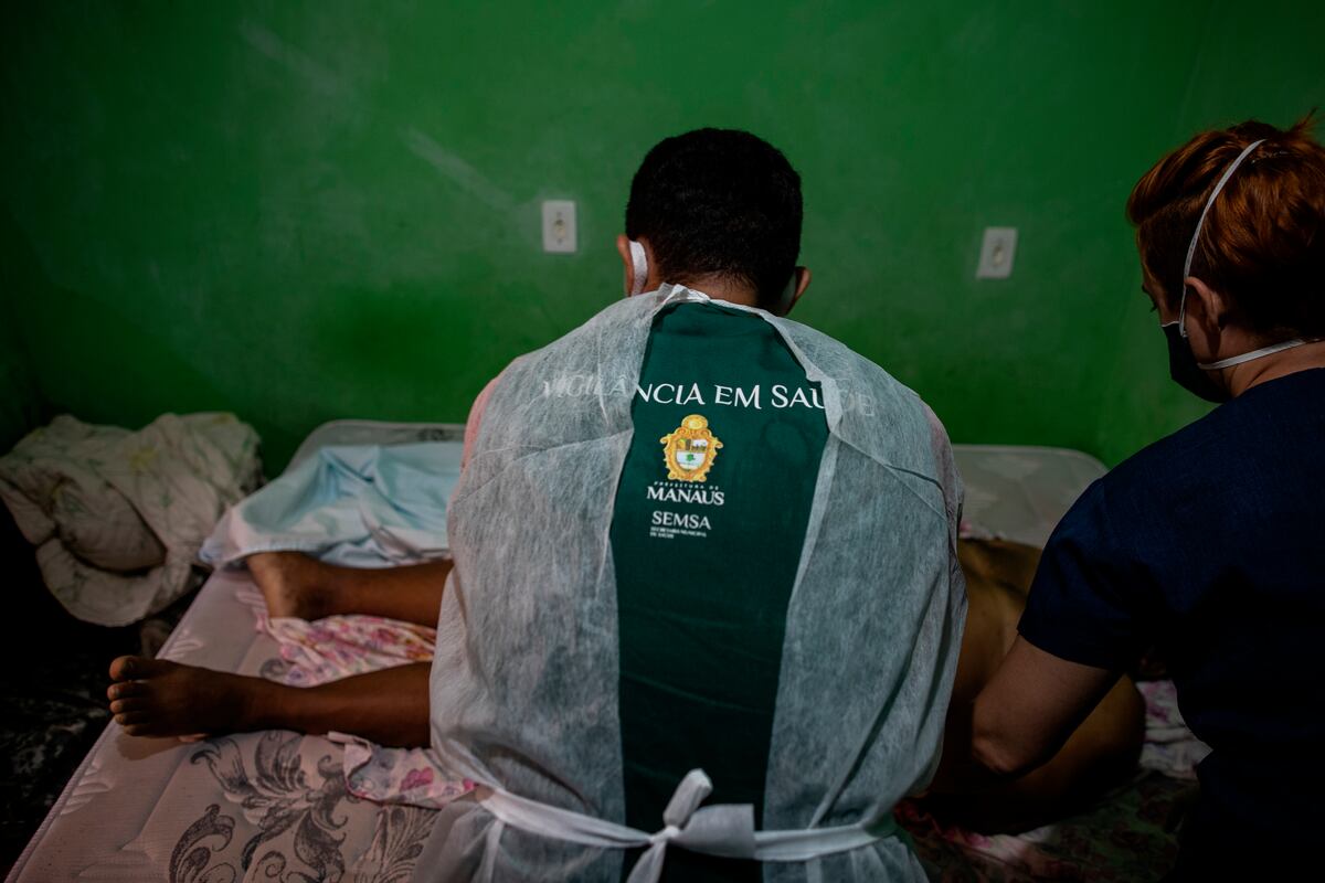 América teme por nueva cepa de covid brasileña. Expiden certificados de defunción puerta a puerta en Brasil