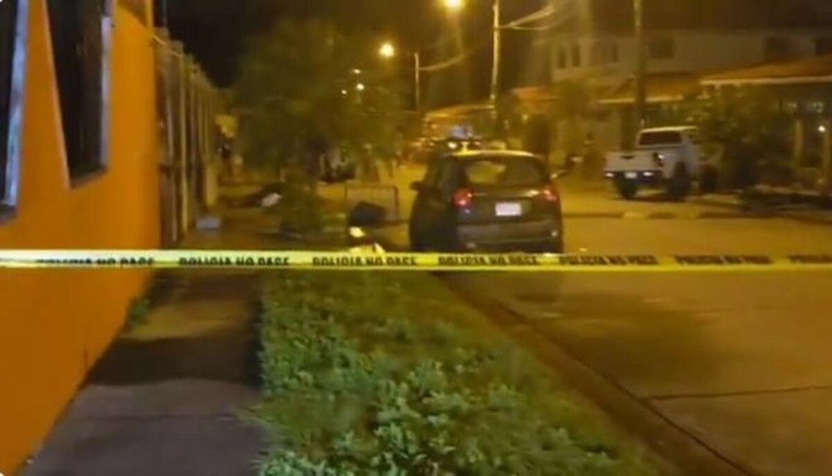 Caminaba por vereda con su hermano y lo acaban a balazos | Video