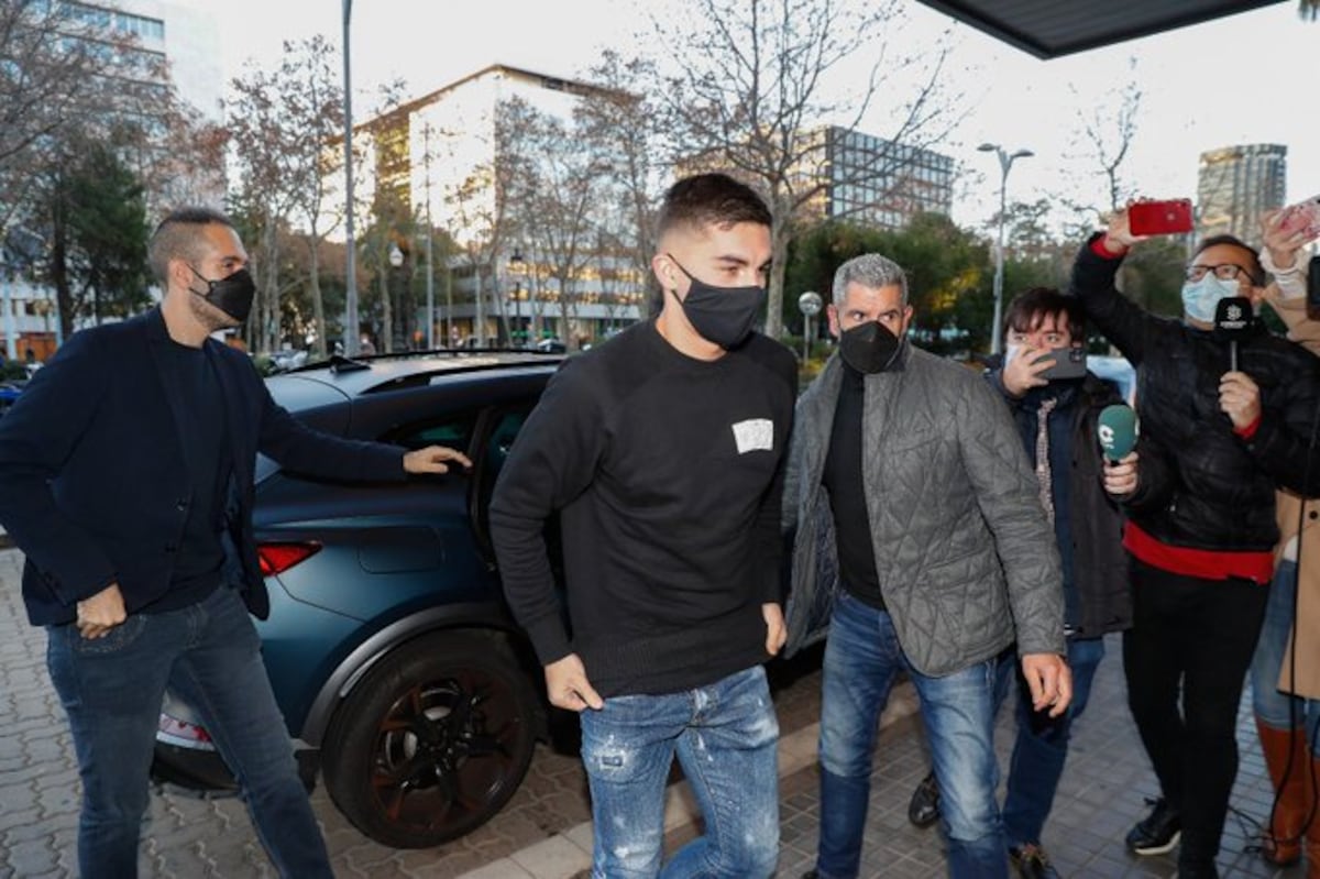 Ferran Torres llega a Barcelona para los exámenes médicos y será presentado este martes