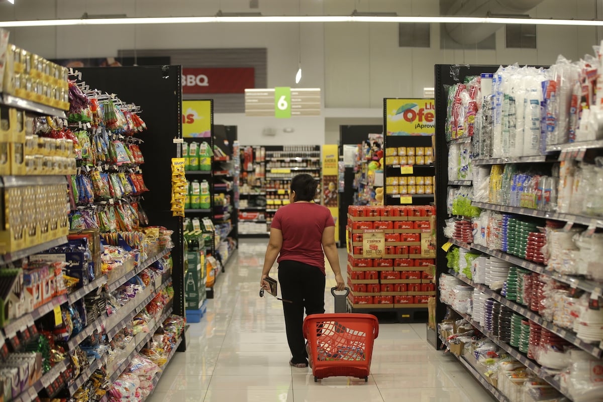 Los panameños gastan más en productos básicos y reducen consumo fuera del hogar