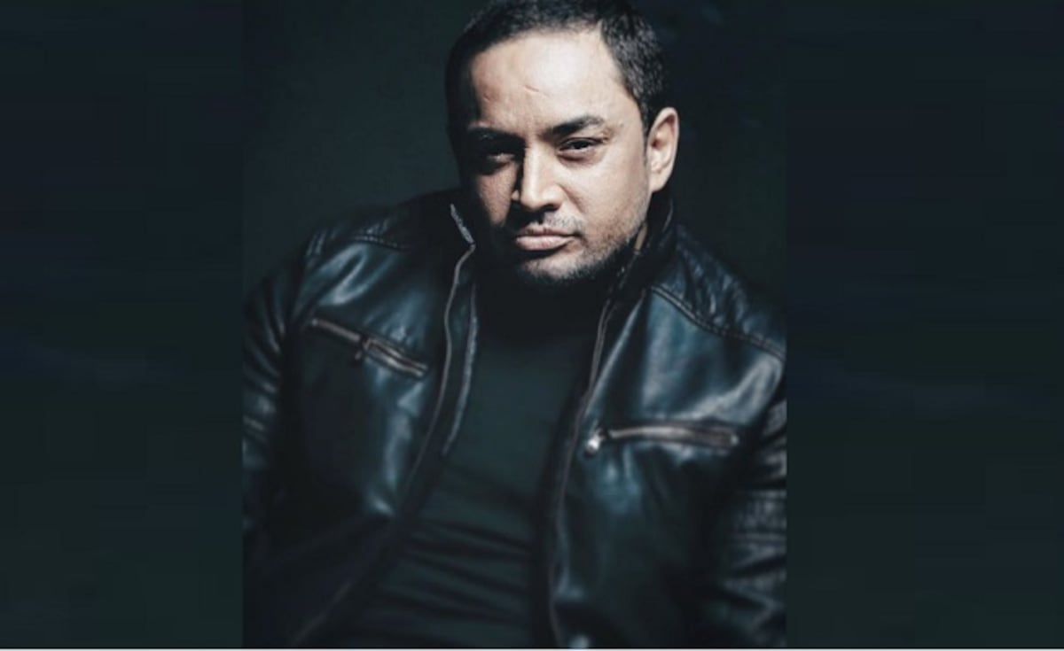 Sacan de tarima en España al cantante Manny Manuel por su mal estado