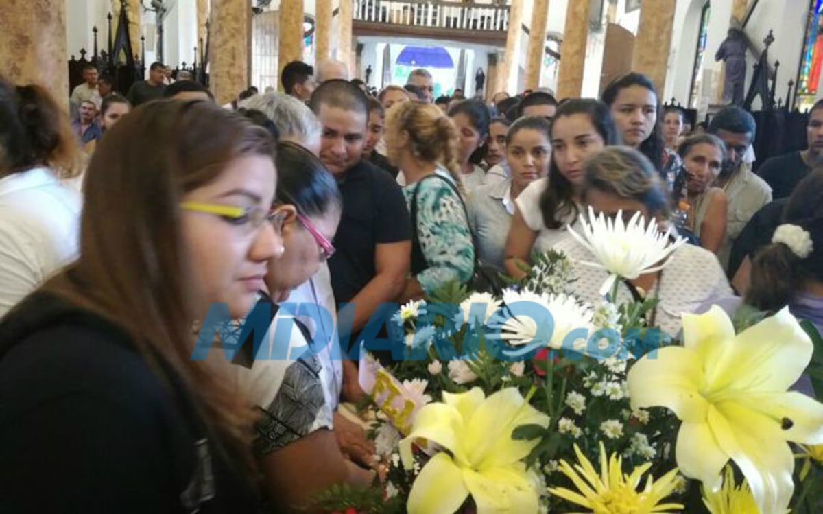 Ahogada en llanto por perder a su única hija. Dan último adiós a mujer asesinada