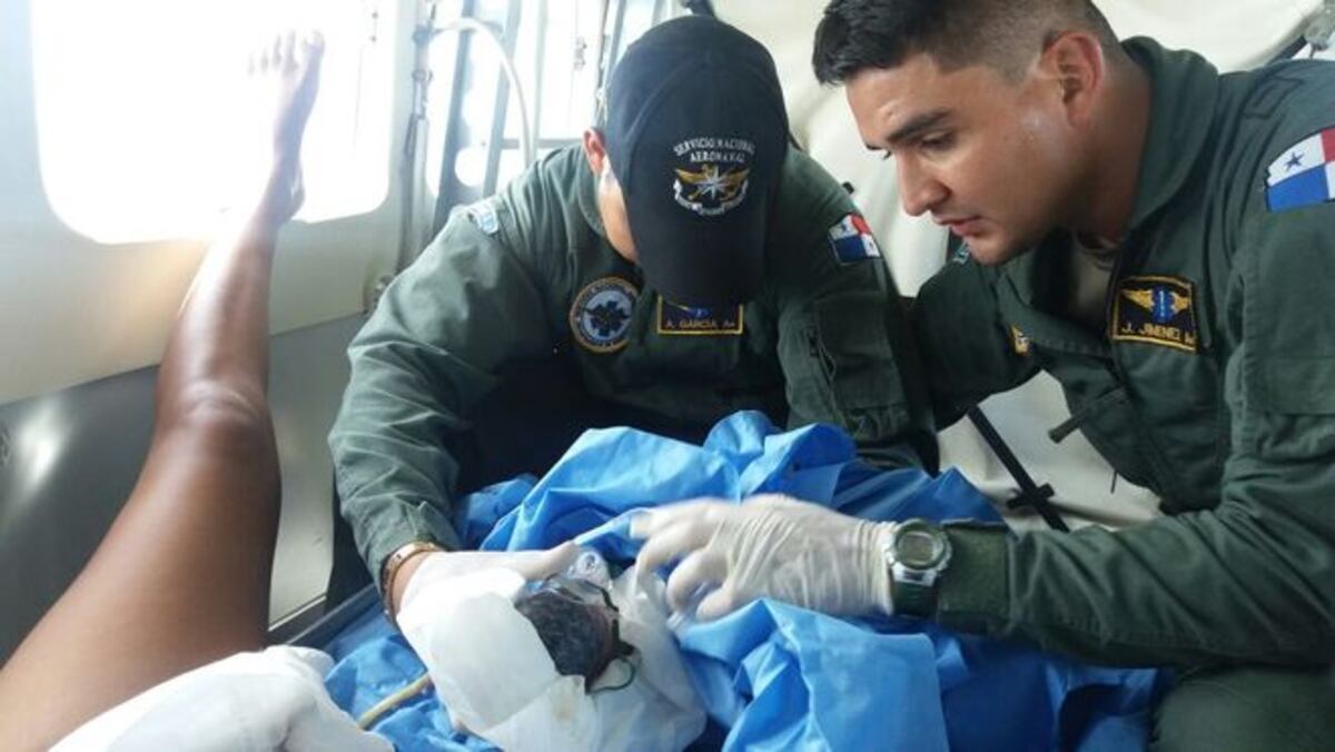 ¡SANTO! Nace bebé en avión Aeronaval a tres mil pies de altura