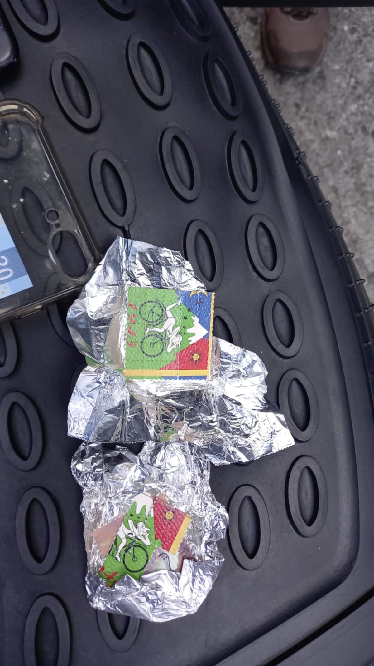 Tenían a Homero Simpson repleto de droga. Descubren pastillas de colores preñadas en éxtasis y LSD