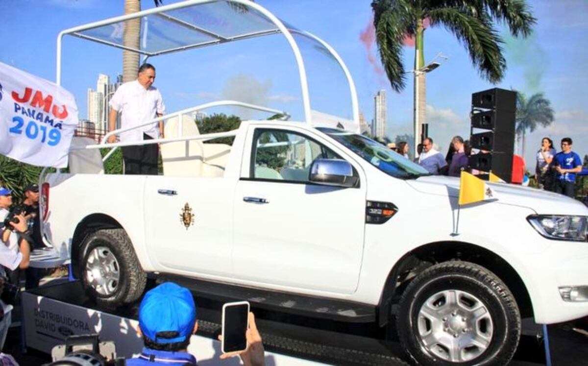 Ahora sí. Develan el papamóvil panameño. Chequee. Video