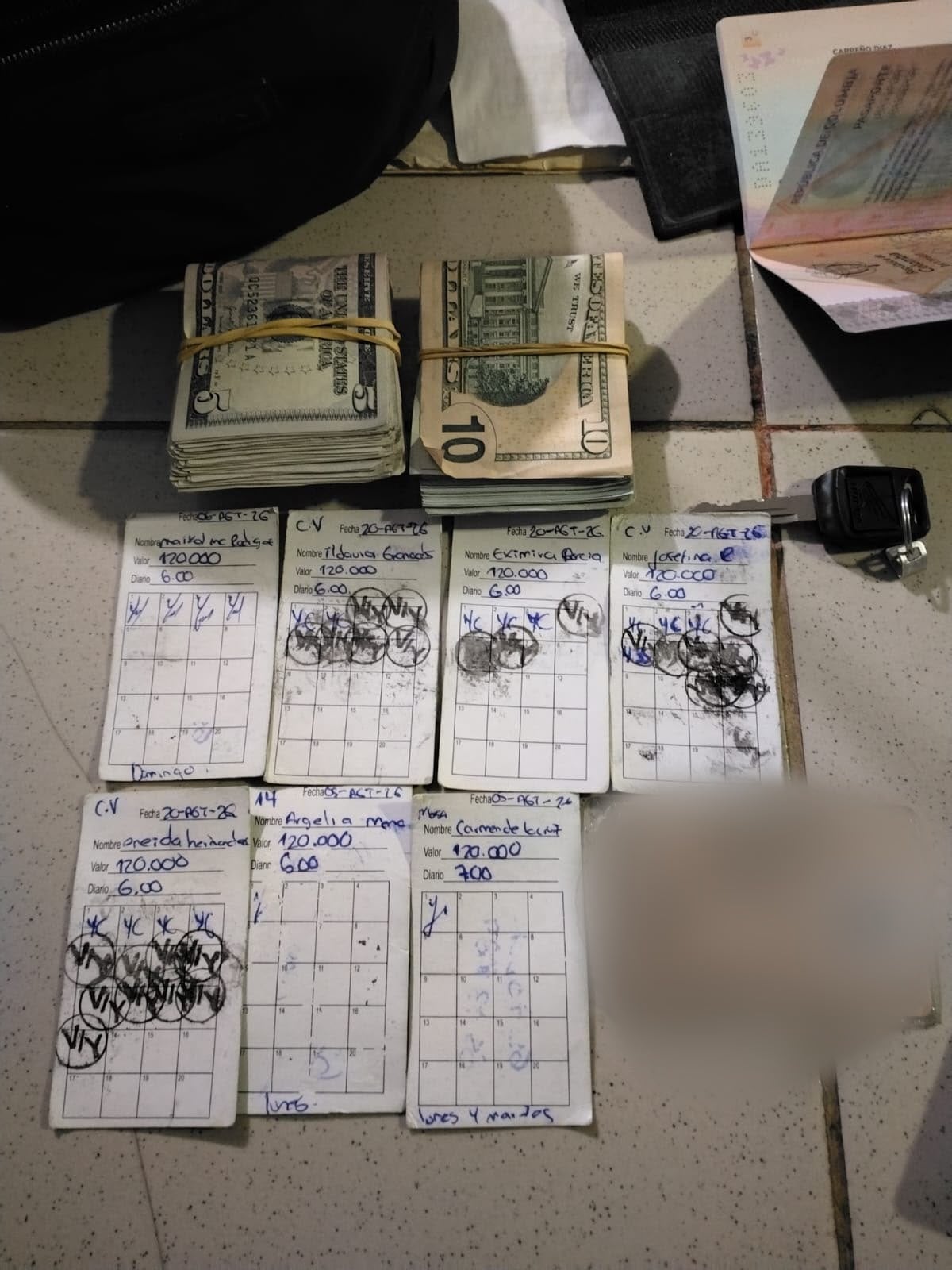 Se le cayó el negocio de ‘Gota a Gota’ al parcero: aprehenden a colombiano que iba en moto con más de $4 mil y las libretas de ‘cobros diarios’ y a otro con más de $10 mil