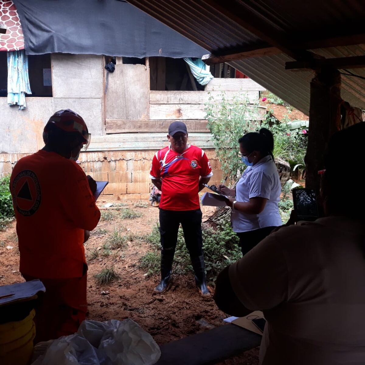 Miviot inspecciona viviendas afectadas por mal tiempo. Reubican a familias en Barú, Chiriquí