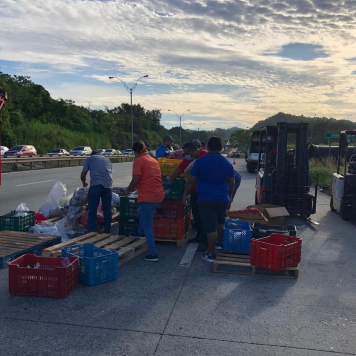 Aplausos. Arrendatarios de Merca Panamá donan más de 8 mil bolsas con alimentos