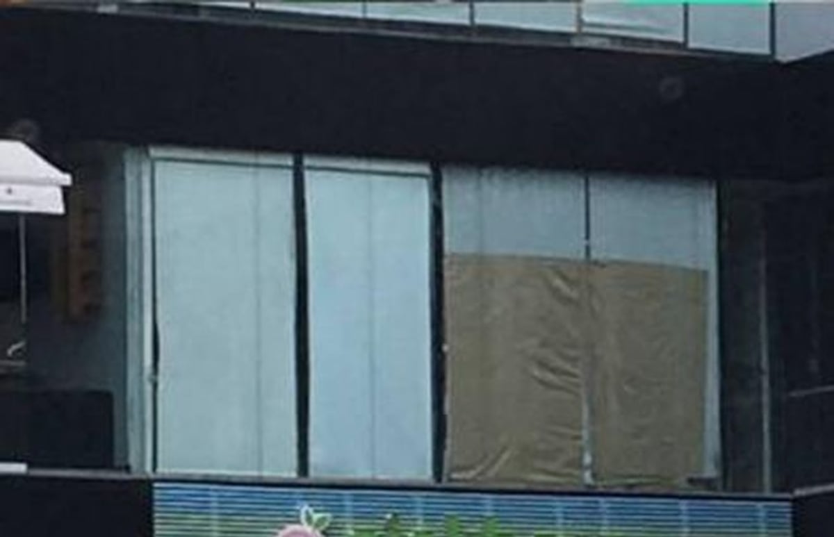 ¡CUIDADO! Mall con pared transparente, deja a incautos al descubierto en el baño