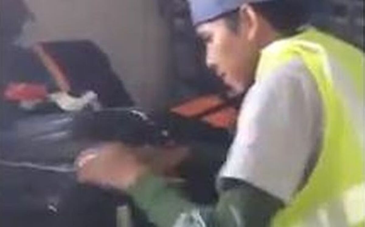 VIDEO. ¡AY, POR DIOS! Lo pillan saqueando equipaje