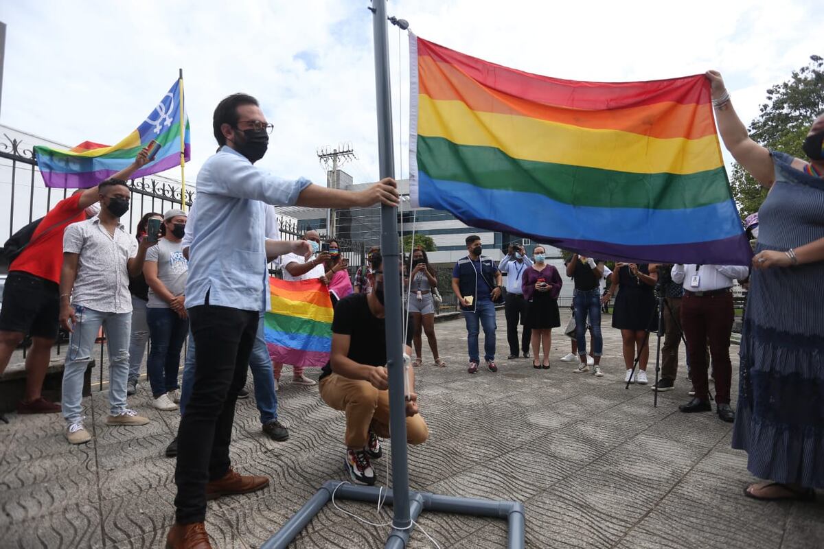 En el mes del orgullo izaron la bandera multicolor en la Asamblea Nacional