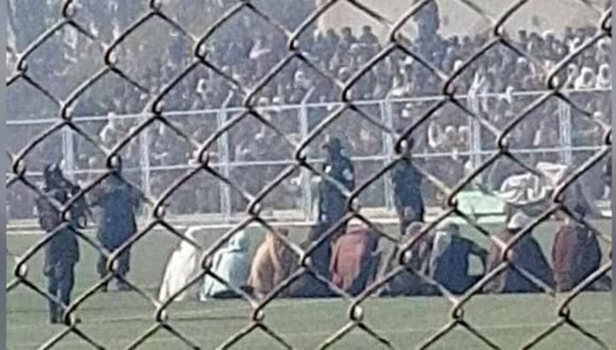 Talibanes castigan a 9 hombres por robo y sodomía en un estadio repleto