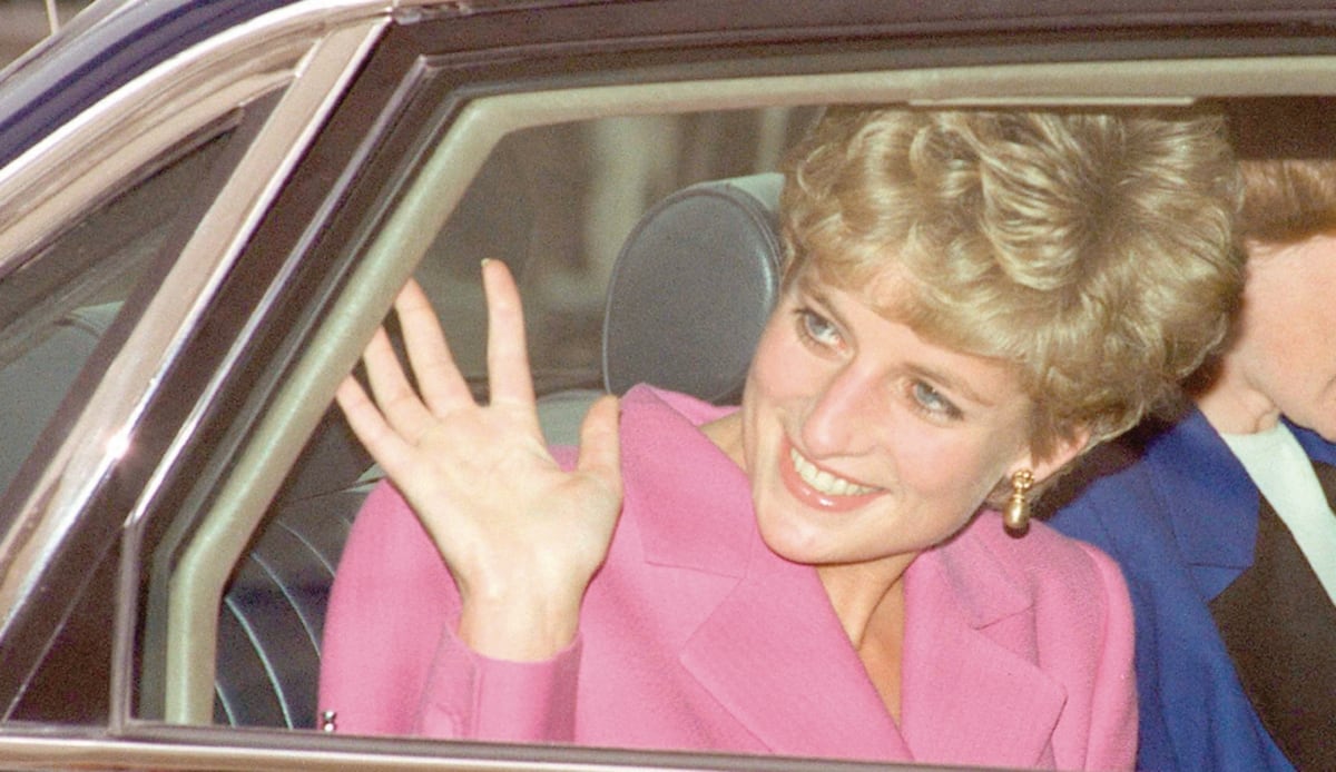 Desentierran cápsula del tiempo con objetos de la princesa Diana