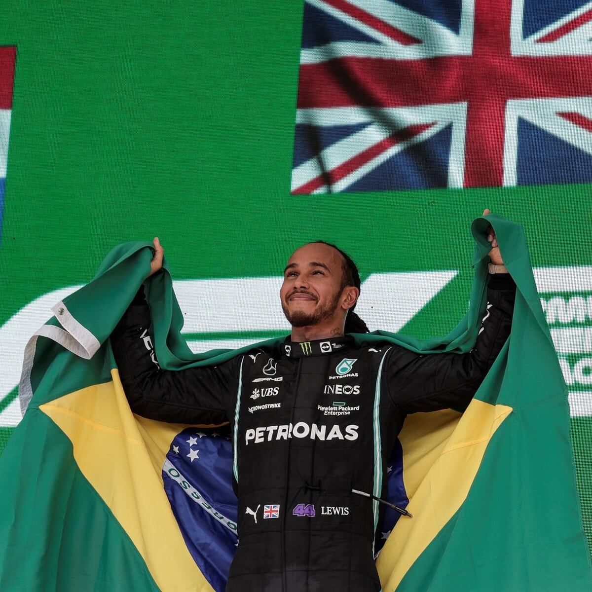 Hamilton dedica triunfo en el GP de Brasil a su padre y se tira al público al bolsillo 