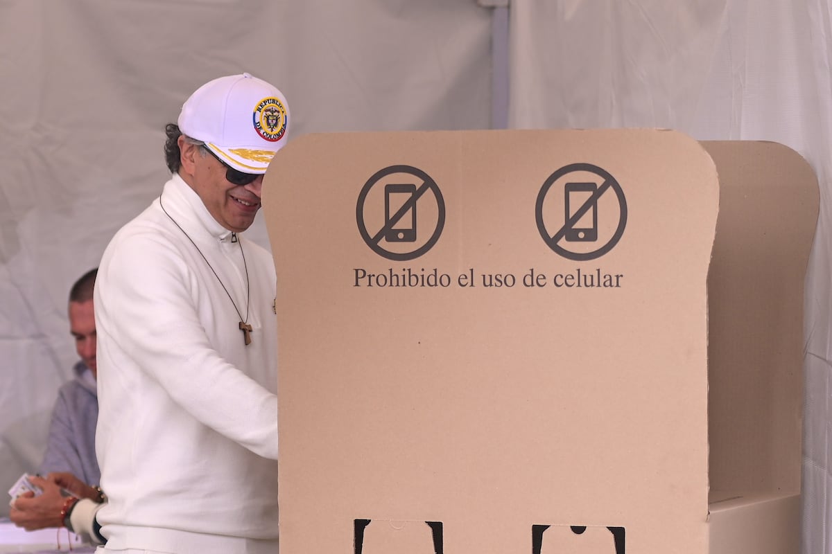 Elecciones en Colombia avanzan sin incidentes y con alta tensión