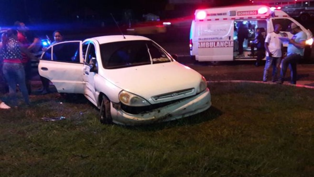 Buses chocan en La Chorrera con un sedán. Triple colisión