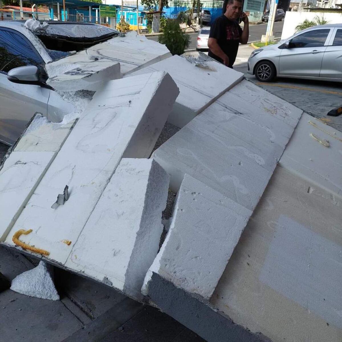 Residentes están alarmados. Parte de la estructura del PH Athas, cerca de la 12 de Octubre, se desploma