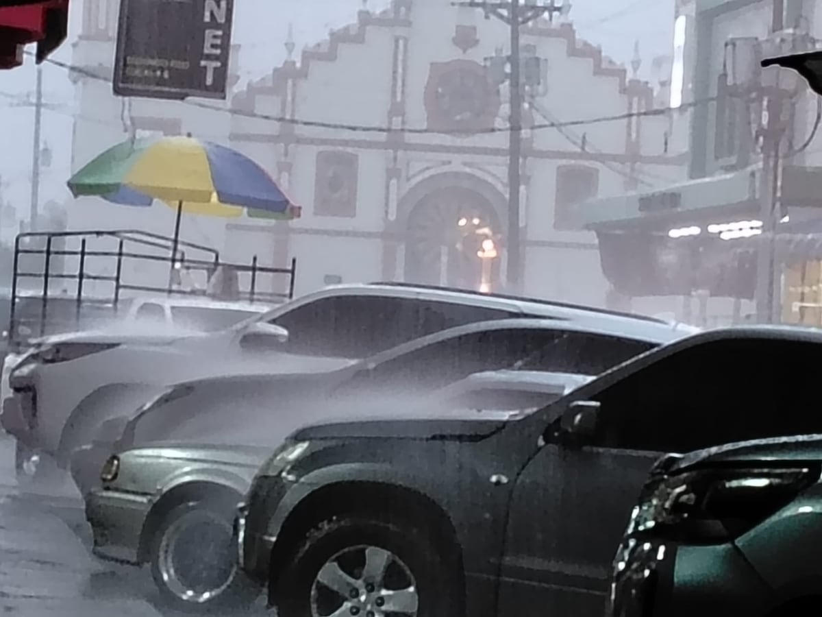 Aguacero desata caos en Santiago y golpea el comercio