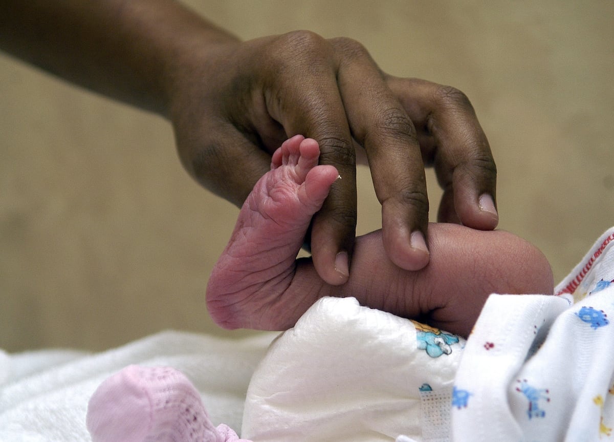 ¡Increíble! Médico se le cae una bebé recién nacida y se golpea la cabeza 