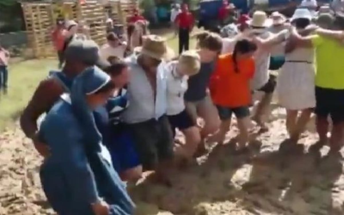 Peregrinos se divierten en junta de embarra.Chequee cómo quedó. Video