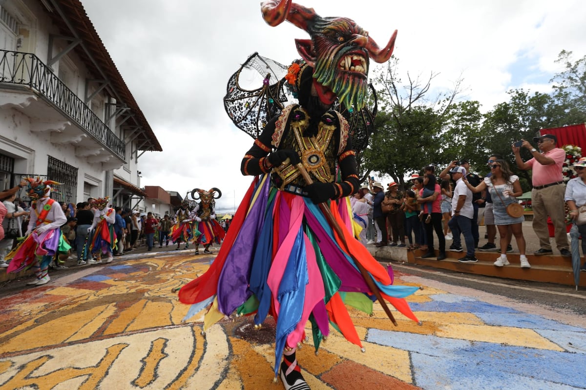 La Villa de Los Santos se llena de color y fe en el Corpus Christi