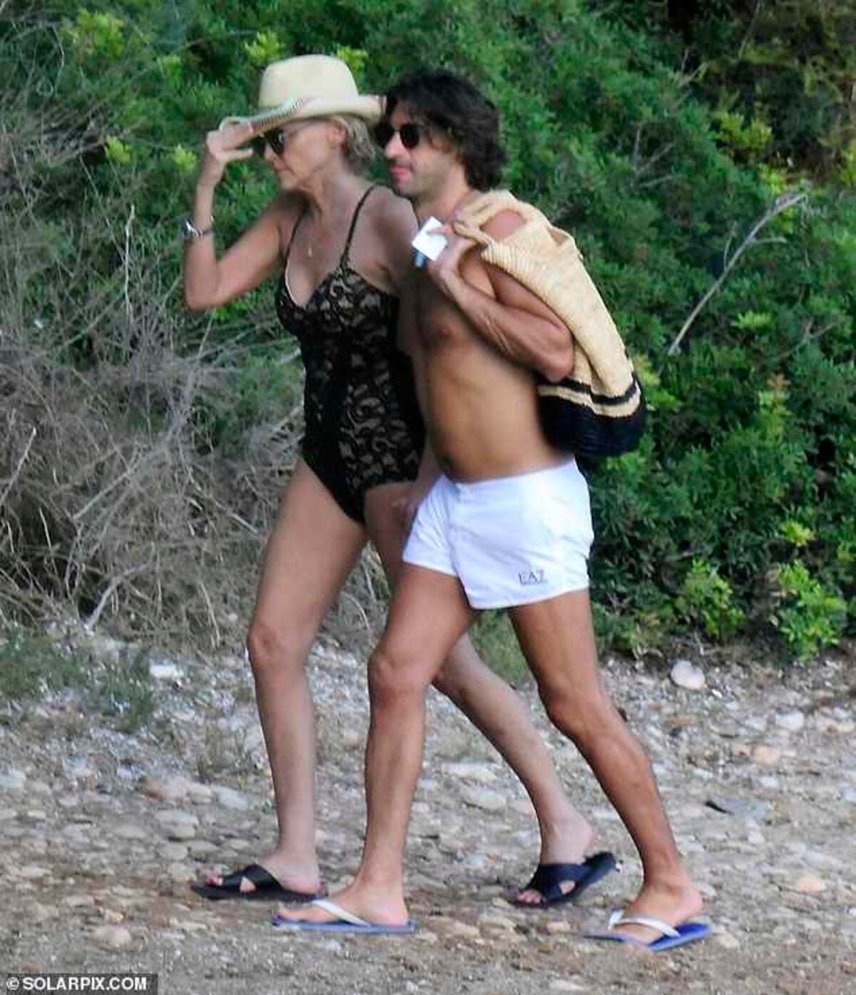 Captan a Sharon Stone en vestido de baño con su novio 19 años menor