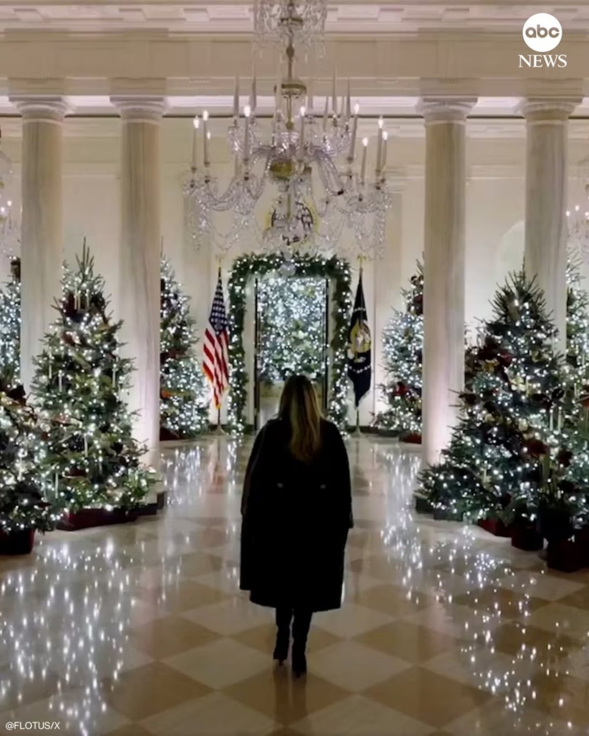 Melania Trump viste la Casa Blanca con una Navidad patriótica