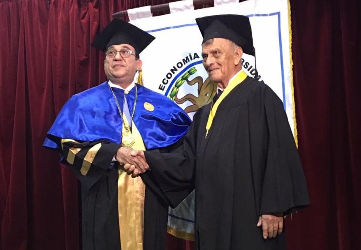 Señor de 83 años se gradúa como economista en la Universidad de Panamá