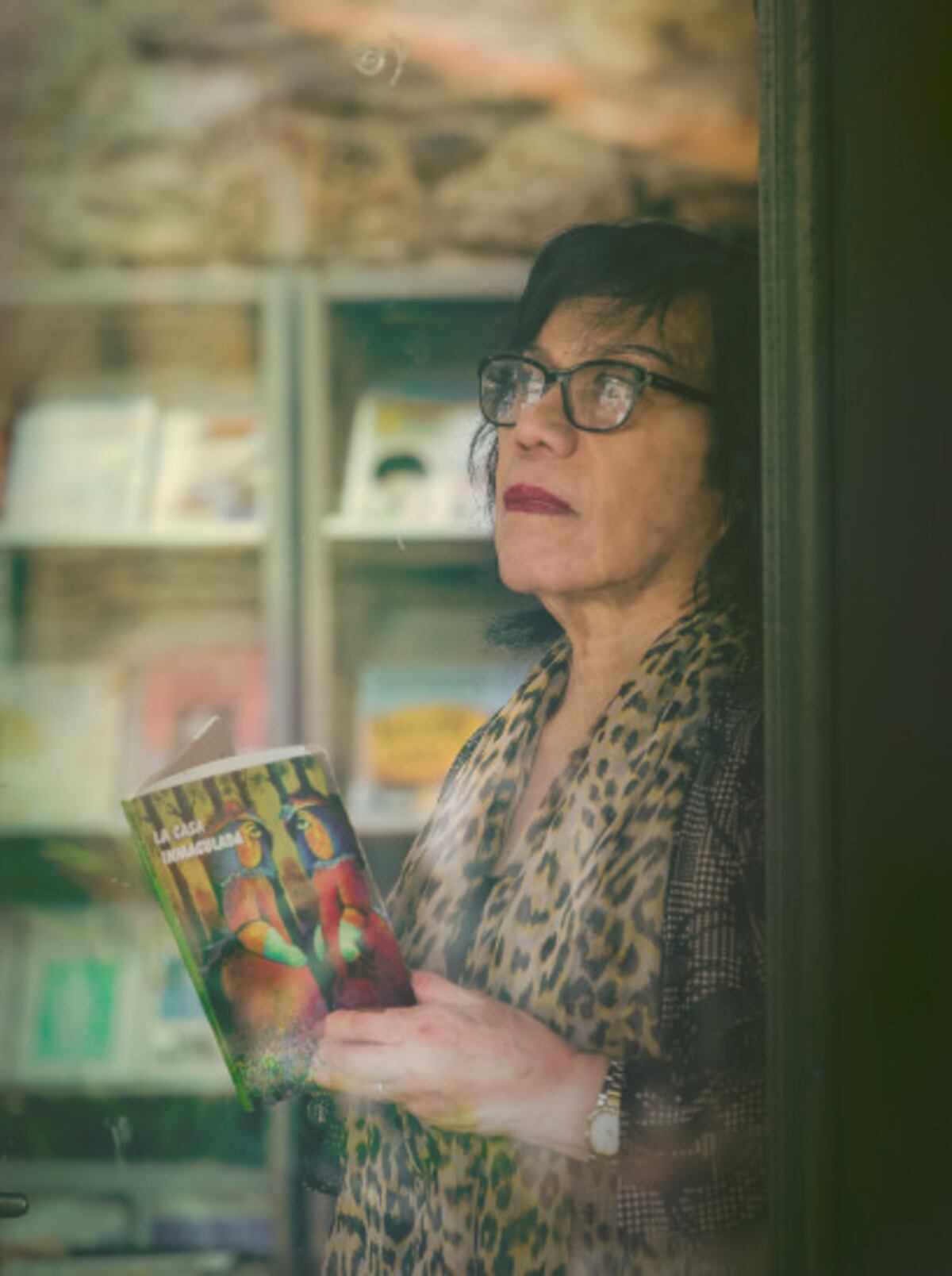 Qué buena lectura. En el día del Escritor y la Escritora, Moravia Ochoa es distinguida con la condecoración Rogelio Sinán