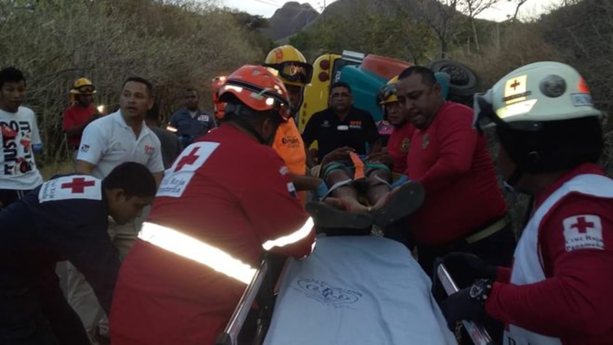 Se quedó sin frenos. Venían de retiro de la iglesia y se volcó el bus. Videos