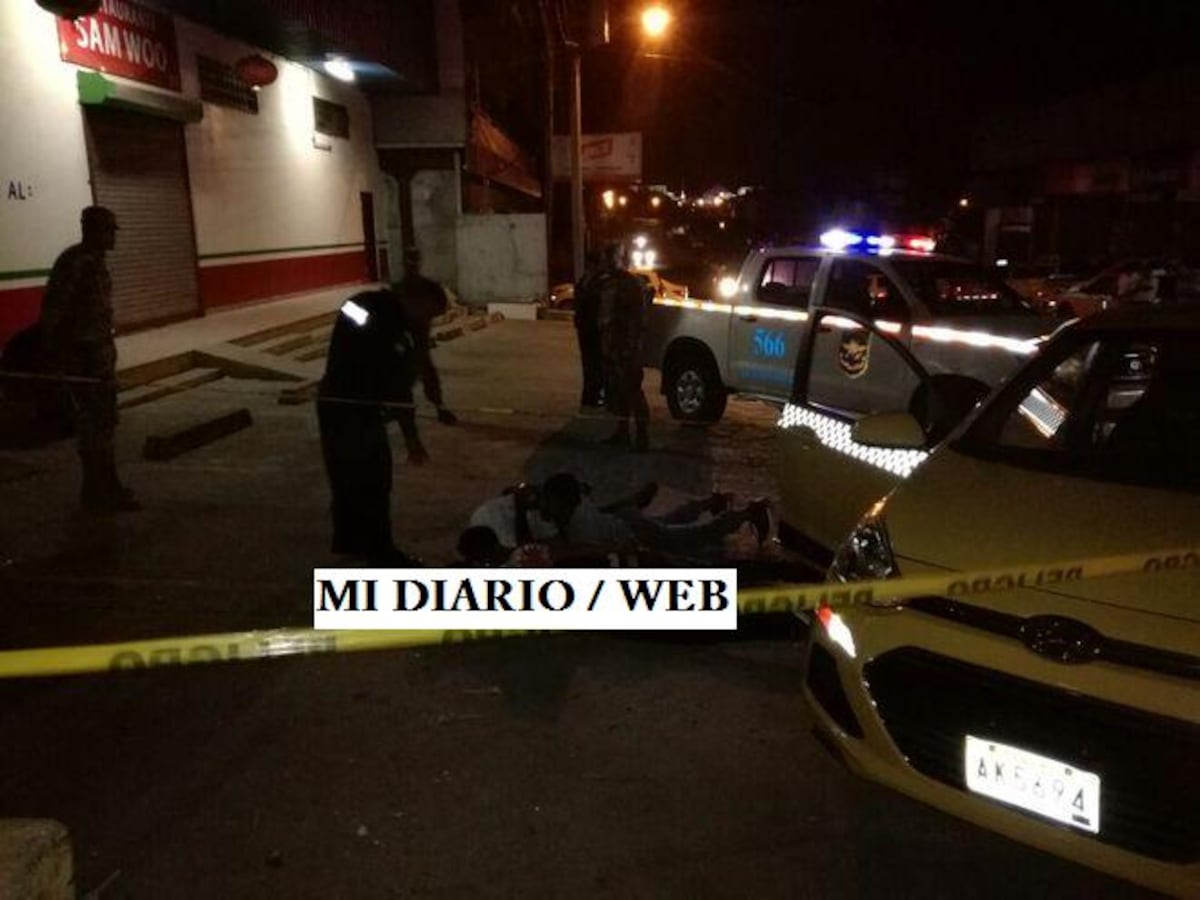 ¡AY, DIOS! Entre 5 roban minisúper y atacan a taxista con arma en mano 