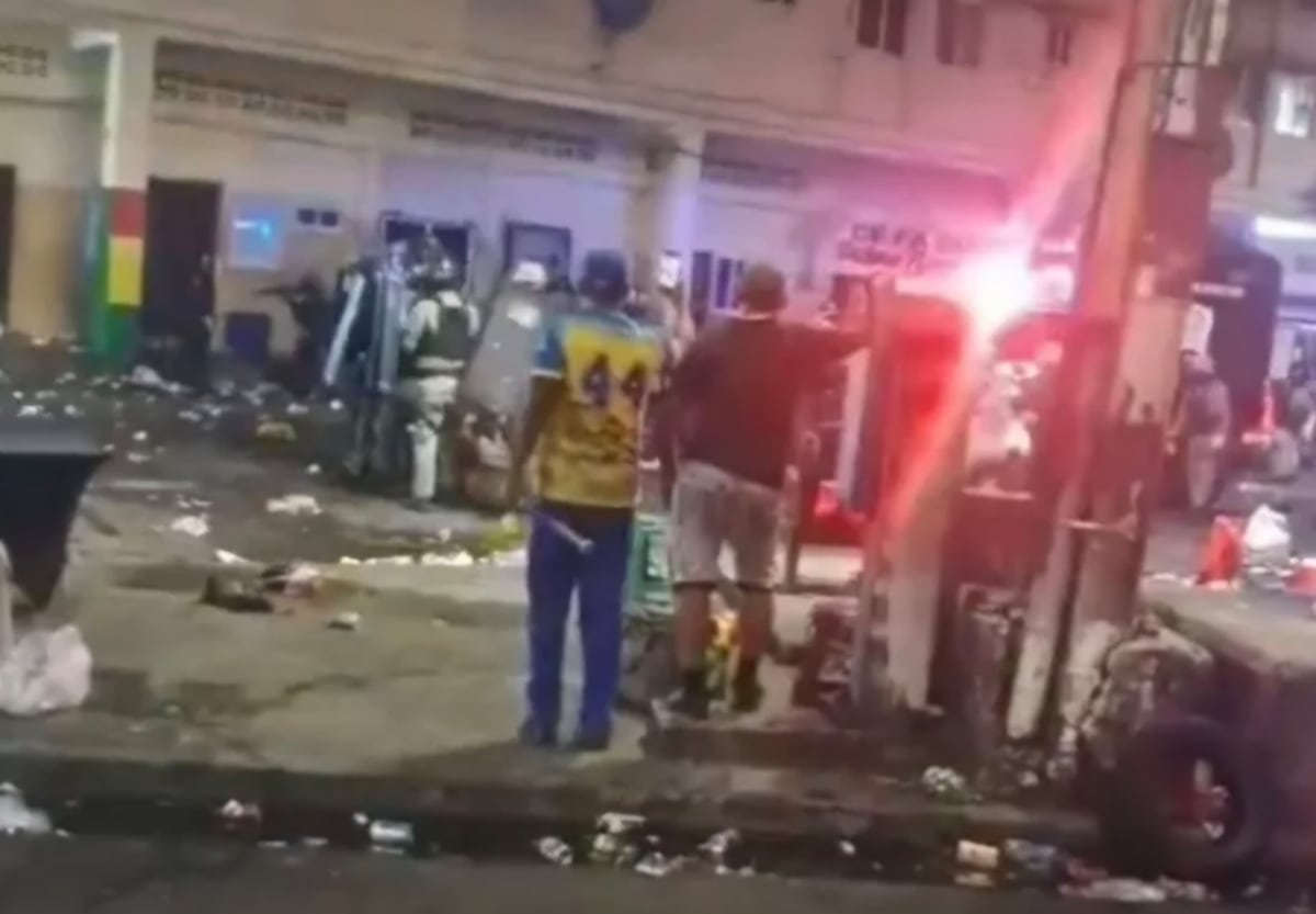 Carnaval con comparsas en Colón termina en caos: roban arma a un policía y suspenden las fiestas