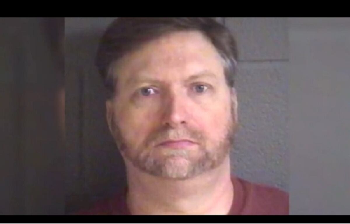 Hombre de casi dos metros golpea a una jovencita de 11 años y la noquea